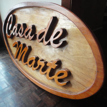 Placa em madeira - Casa de Marte